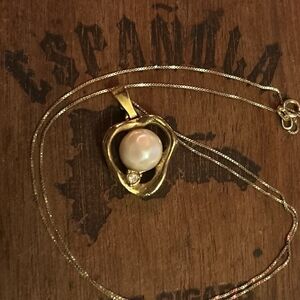 Elegant Gold Pearl Pendant Necklace